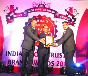 mr-ravi-nair-country-head-hr-topsgrup-receiving-award-2016